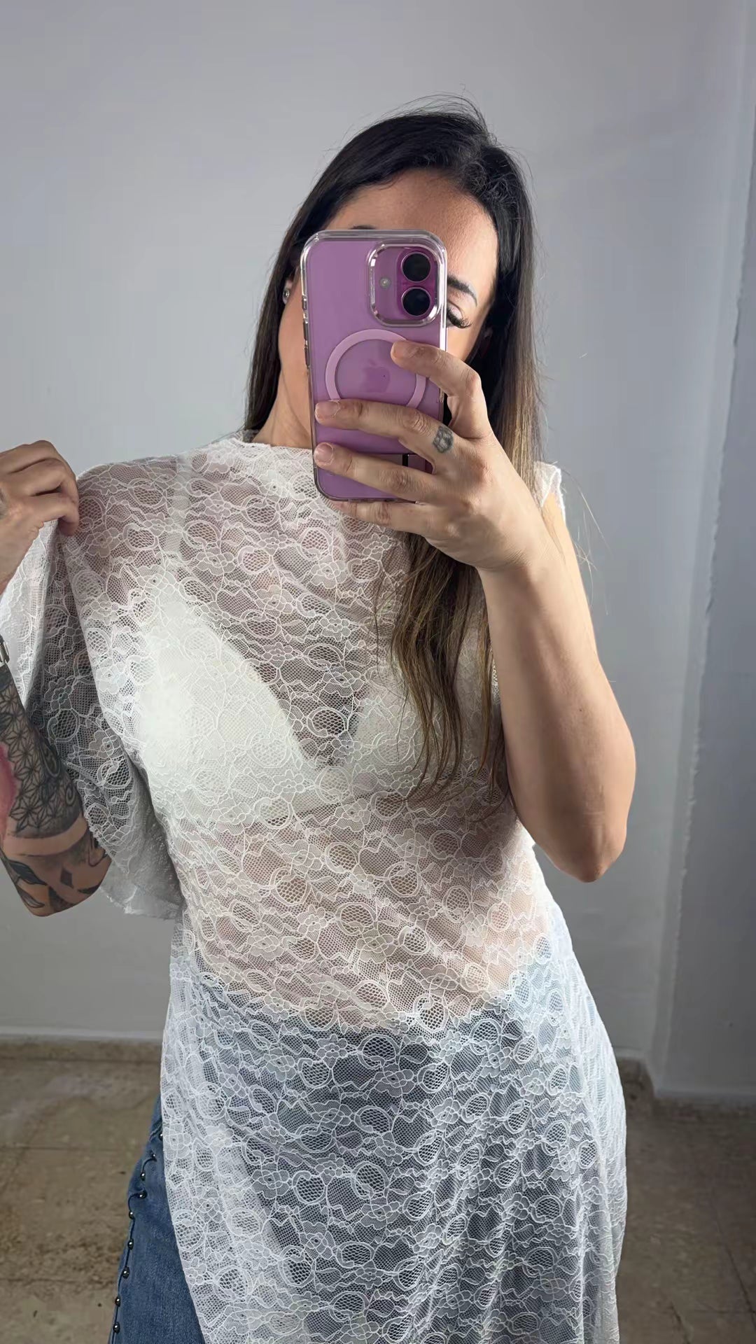 Camiseta encaje asimétrica