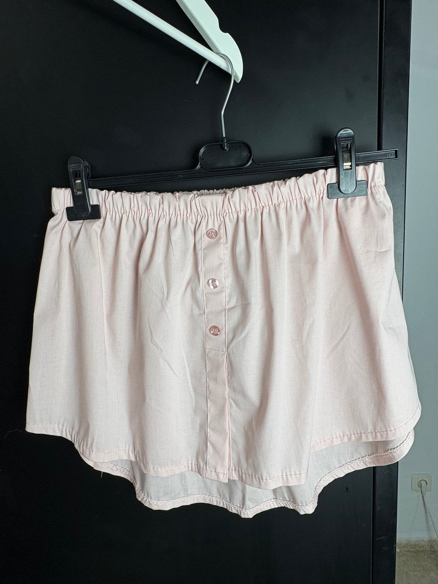 Bajo camisa rosa