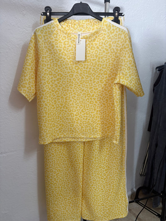 Conjunto ad manga corta amarillo