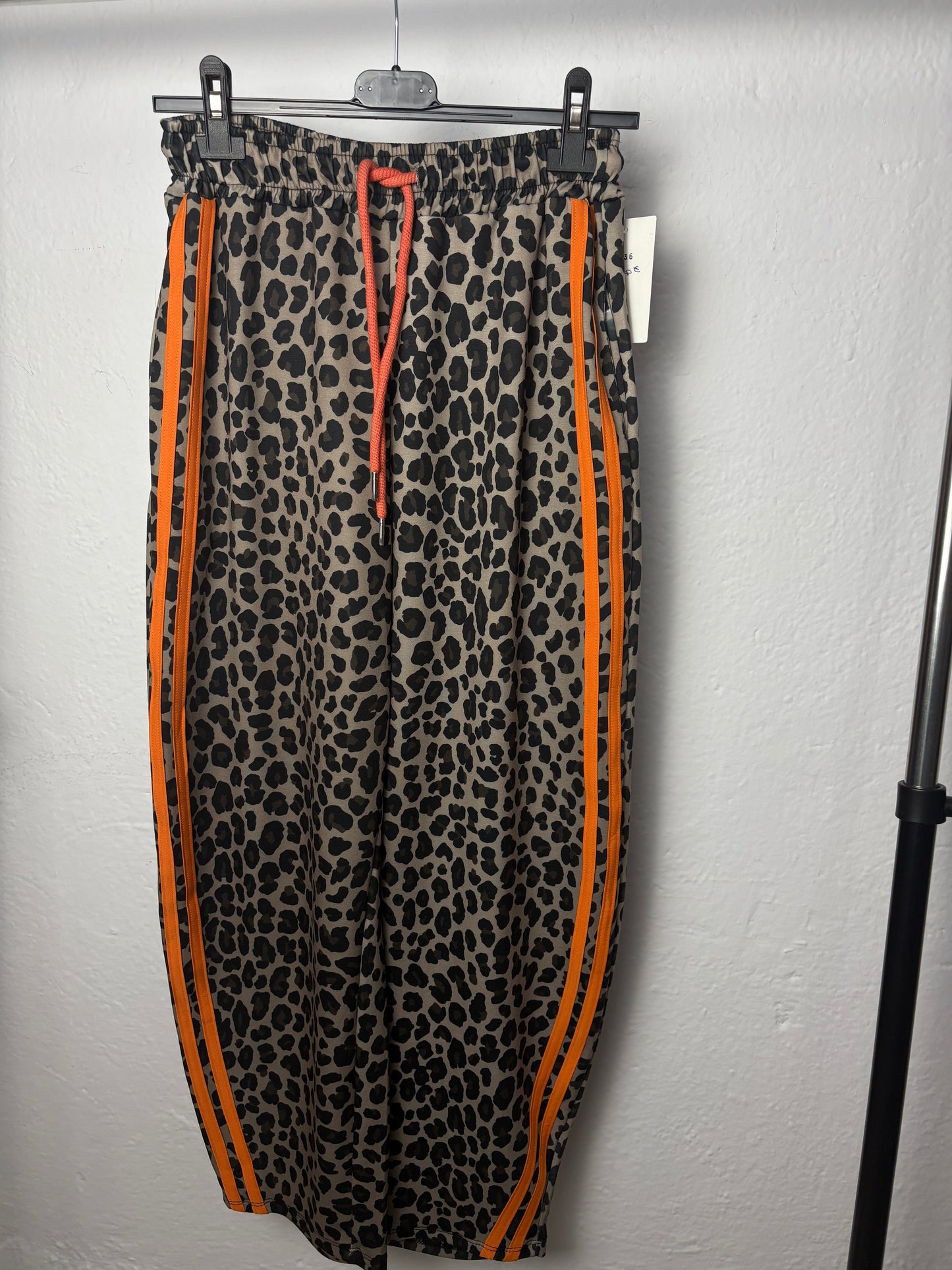 Pantalón jogger leopardo naranja