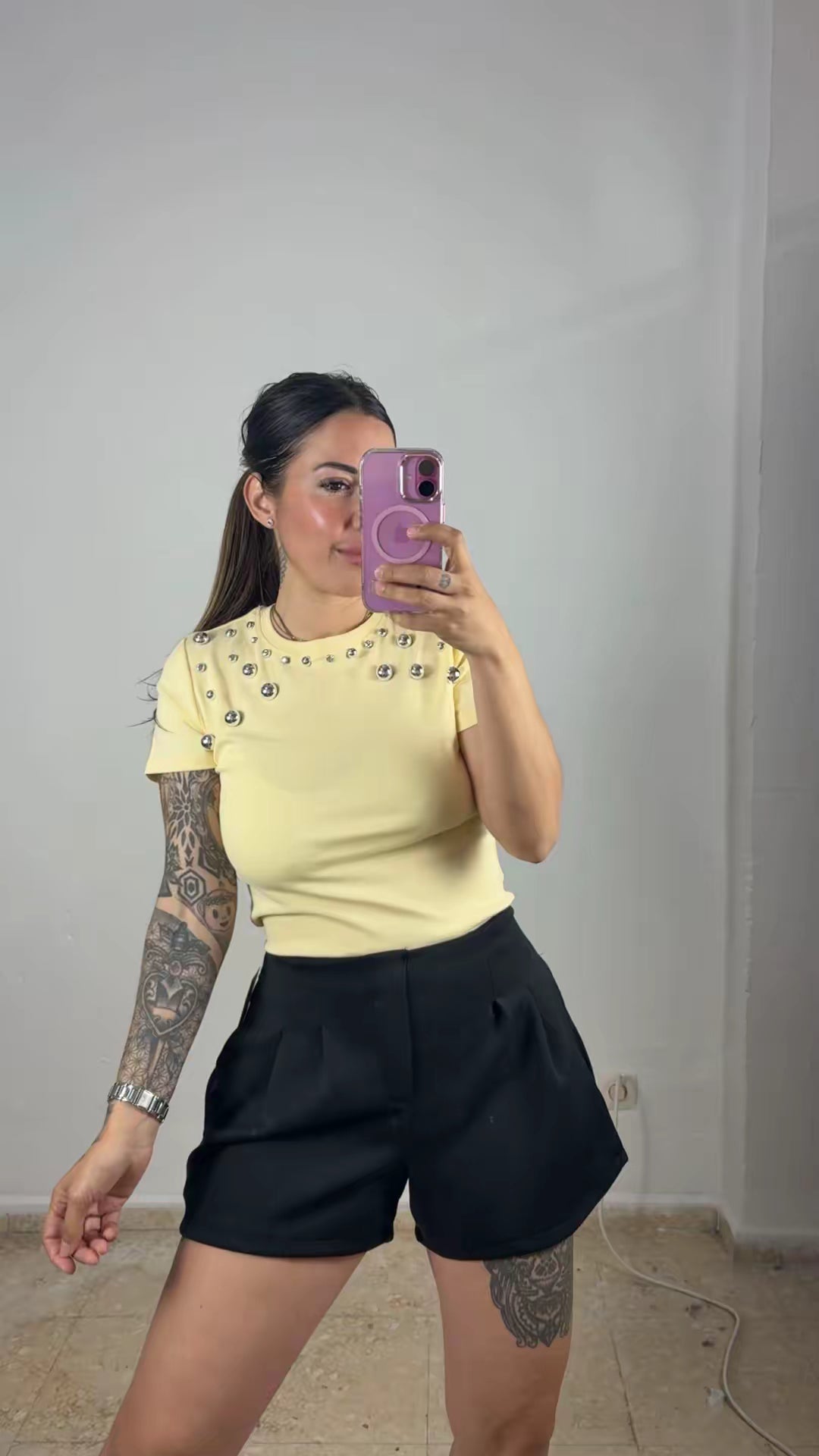Camiseta tachuelas amarilla