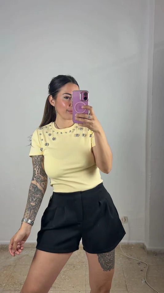 Camiseta tachuelas amarilla