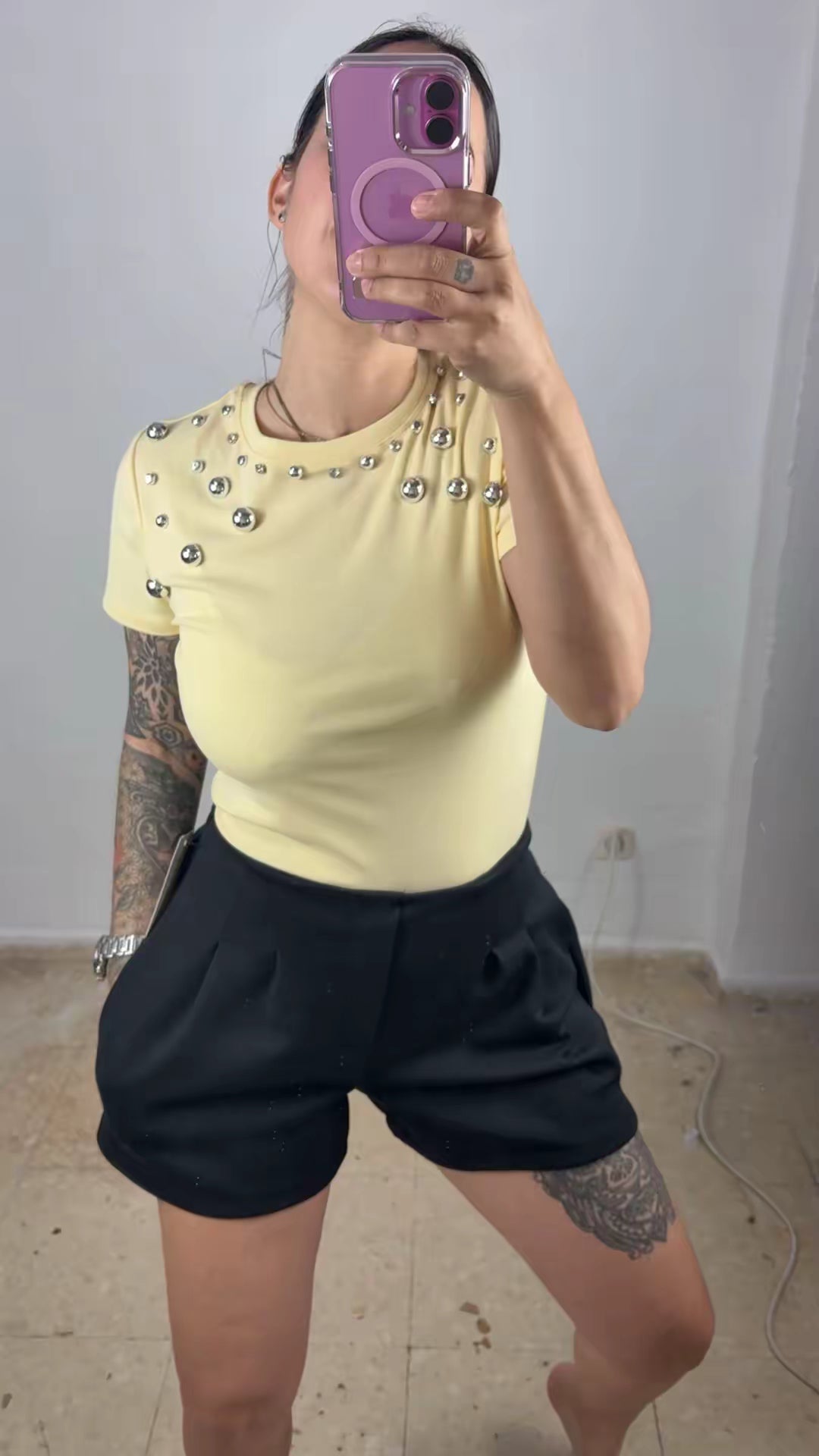 Camiseta tachuelas amarilla